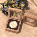 Miniatyrbilde 2 av 5: Enkel Tremyntutstillingsskap Med Svart Innside 40mm Myntoppbevaringsboks Med Synlig Vindu Magnetisk Lukking Medaljeholder Utstillingsstativ