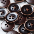 Miniatyrbilde 3 av 5: 100 stk. Store 1,5 cm brune knapper for søm Rund harpiks brune knapper for håndverk 4 hull Flatback kappe knapper for skjorte genser DIY og klær Brun