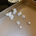 Miniatyrbild 4 av 5: Klockformade orkidéblommiga örhängen med hängande liljekonvalj i kristall