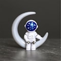 Miniatyrbilde 5 av 5: Blå og hvite astronautstatuer, sett med 4 - rommann-skulpturfigurer for barnerom