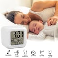 Miniatyrbild 3 av 6: 7-färgad LED-väckarklocka med datum, larm, termometer, heminredning, skrivbordsväckarklocka, söt sovande sengångare, vit