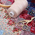Miniatyrbilde 5 av 5: Ekstra kraftig bomullstråd for quilting, 2500 meter kjegler - 40/3 - Farge 318 - Lys