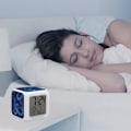 Miniatyrbild 4 av 7: LED-väckarklocka, blå bläckfisktryck, flerfärgad väckarklocka, geometrisk väckarklocka, sovrumsväckarklocka, tyst väckarklocka, vit vit