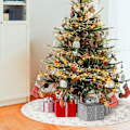 Miniatyrbillede 2 af 5: Juletræsskørt - Hvidt træskørt med snefnug