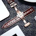 Miniatyrbild 4 av 4: Läderklockarmband Ersättning Alligator Rem För Män Kvinnor Med Silver Butterfly Deployment Spänne Light brown 21mm