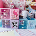 Miniatyrbillede 5 af 5: nime Desktop Cinnmoroll Skrivebords Kontorartikler Continer n Holder til Skrivebord Sød ncil Kop Pot Mkeup Penselholder Mini Box B B