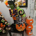 Miniatyrbillede 3 af 3: December Diamonds Trick Or Treat - 11\" Sort Raben mit Cupcake