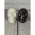 Miniatyrbillede 2 af 6: Dekorationer: Små keramiske skinnende kraniefigurer, sort og hvid