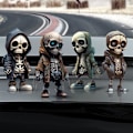 Miniatyrbillede 3 af 6: 4 stk. seje skeletfigurer gotiske kraniefigurer harpikshåndværkspynt, 2023 personlige mini seje skeletindretning kranieinstrumentbræt