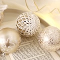 Miniatyrbild 3 av 4: Målade julgranskulor set julgransdekorationer hängande