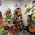 Miniatyrbillede 2 af 3: December Diamonds Trick Or Treat - 11\" Sort Raben mit Cupcake