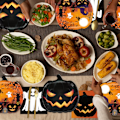 Miniatyrbild 7 av 7: Halloween-tallrikar och servetter festartiklar set med banderoll och hängande virvlar för Halloween-tema födelsedagsfestdekorationer, serverar 50 gäster