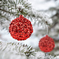 Miniatyrbilde 4 av 5: 4,25\" julekulepynt, 4-pk røde knusesikre juledekorasjoner