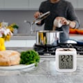 Miniatyrbild 6 av 8: Väggklocka, tvättbjörnstryck digital väckarklocka, reseväckarklocka, liten väckarklocka för sängbord, väckarklocka batteridriven vit vit