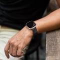 Miniatyrbillede 3 af 5: Justerbar Fitbit Versa 3/Sense-rem i rustfrit stål med magnetlås