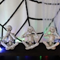 Miniatyrbillede 4 af 9: Sæt med 3 skeletstatuer gotisk indretning, harpiks Hør Se Tal ikke ondt kraniefigurer Dekoration til hjemmekontor bord skrivebord bogreol