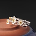 Miniatyrbild 3 av 5: Handgjord liten blomma fingerring i gas etnisk stil med öppning justerbar