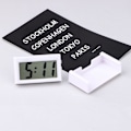 Miniatyrbild 2 av 4: Liten digital klocka, med Jumbo LCD-tid och dagvisning, Mini Automotive Small Digital Clock Baery Driven för skrivbord nattduksbord fickbil vit