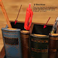 Miniatyrbillede 2 af 6: Træ n Holder Librry Bog Shd, Træ ncil Holders Stnd wi Bund Storge Skuffe Dekortiv Skrivebord Orgnizer Cddy brun brun
