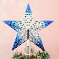 Miniatyrbillede 4 af 5: Julestjerne-topfigur - Glitrende juledekoration (sølvblå)