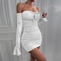Miniatyrbilde 2 av 5: Off The Shoulder Ruched Minikjole - Flounce Lang Erme, Knute Foran
