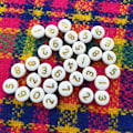 Miniatyrbilde 2 av 5: 500 stk Vita akrylgull nummerperler - 7x4mm blandede sifferperler