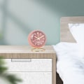 Miniatyrbild 8 av 9: Analog, tyst icke-tickande klassisk retro analog söt liten skrivbordsklocka med nattljus Baery-driven bakgrundsbelysning för barn/sovrum/sängbord Rosa-2
