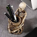 Miniatyrbillede 6 af 8: Kranium Nøgleholder Skelet Nøgleholder Makeup Penselholder Hjemmekontor Skrivebordsartikler Organizer Tilbehør Design-1 Design-1
