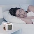 Miniatyrbild 5 av 8: Väggklocka, tvättbjörnstryck digital väckarklocka, reseväckarklocka, liten väckarklocka för sängbord, väckarklocka batteridriven vit vit