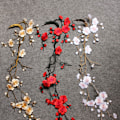Miniatyrbild 2 av 8: Vackra broderade plommonblommor Flower Patch Stryk/sy på App Red