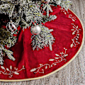 Miniatyrbilde 1 av 2: Juletrefot, 122 cm Røde Pelskjørt med Broderte H-Blader For Ric Juletre Rats-YoGo