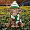 Miniatyrbillede 2 af 3: Figurin Julepynt Highland Cow med Sjal og Hat - Sæsonbestemt Ornament i Resin