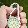 Miniatyrbilde 1 av 2: NICERIO Clip-on Quartz Klokke Nattlys Legering Unisex Ryggsekk Spenne Belteklokke med Hvit Skive for Leger Sykepleiere Klatring Fjellklatring (Hvit)
