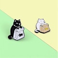 Miniatyrbillede 4 af 5: Sød Sort Hvid -emalje Fisk Broche Med Tegneserie Dyr Metal Sjov Meme Badge Pins Til Revers Børn Kvinder Tasker