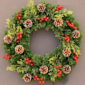 Miniatyrbilde 2 av 2: Lysende Kunstig Julekrans Med Snøeffekt, Blandede Pynt Og Forhåndsmonterte Hvite LED-Lys