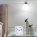 Miniatyrbild 5 av 5: Liten batteridriven analog väckarklocka Tyst, ej tickande Vit white