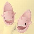Pikkukuva 1 / 5: Shark Tossut Kylpytossut EVA Hait Tossut Lapset Naiset Miehet Pehmeät Floppy Tossut Sandaalit Verkkotossut - Pink 23-23.5cm