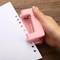 Miniatyrbillede 2 af 5: 1/4 Tommer 2-Huls Stansemaskine Dobbelt Huls Stansemaskine Manuel Stansemaskine Bærbar Kontor Bindingsudstyr Pink