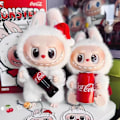 Miniatyrbild 2 av 9: Labubu The Monsters POPMART Coca-Cola Plyschleksak (1 Blind Box) Figur Barnpresent