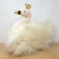 Miniatyrbild 2 av 5: Jellycat Fluffy Fancies Swan & Crown Kudde Mjuk plyschleksak Pensionerad 16"