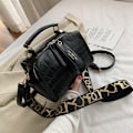 Miniatyrbillede 2 af 6: 2025 Kvinders Lille Firkantet Håndtaske Unik Struktur Sort Crossbody Skuldertaske Black
