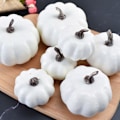 Miniatyrbilde 5 av 5: Halloween Simuleringsgresskar Dekorasjonssett 7 stk Simuleringsgresskarmodell Kunstig Gresskardekorasjon Falsk Gresskar Sprekk White