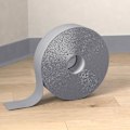 Pikkukuva 1 / 5: 5 m itseliimautuvat jalkalistat seinän reunaan, vaaleanharmaa Light Grey 100 x 25 x 1.5 mm