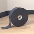 Pikkukuva 1 / 5: 5m itseliimautuvat jalkalistat seinän reunaan Tummanharmaa Dark Grey 50 x 20 x 1 mm