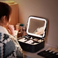 Miniatyrbillede 4 af 5: Reseväska med LED-spegel, justerbara avdelare och necessär i svart