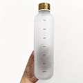 Pikkukuva 1 / 6: Vedenpullo - Juomapullot - 1L Muovipullo - Vedenpullo - Vedenpullo Aika-merkinnällä - Aikuiset - Juomapullo Lapsille - Valkoinen - 1000ml White 1000ml