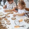 Pikkukuva 5 / 7: Raviolileimasinsetti, neliön ja pyöreän raviolileimasimen setti puisella kahvalla ja uritetulla reunalla, raviolileimasin pastaleikkuripyöräsarjalla