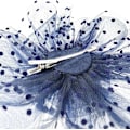 Miniatyrbilde 5 av 5: Fascinator-hatt, blomster, nettbånd og fjær på et splittet klipshodebånd, cocktail- og tebordshodeplagg for jenter og kvinner