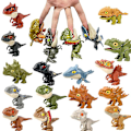 Pikkukuva 1 / 2: Mini-toimintahahmot Sormien puremat lelut Jurassic Dinosaur Park -reppu riipus Snap Squad T-rex Dino Bite Hand Lapset Pojat Lelut Brown Triceratops