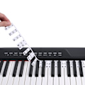 Pikkukuva 10 / 11: 61-näppäimen ja 88-näppäimen irrotettavat musiikkisovittimen tarrat numeroitujen nuottien ja piano-ohjaimen merkinnöillä 0.06 88 keys